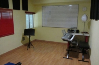 clase de musica con una pizarra blanca de fondo